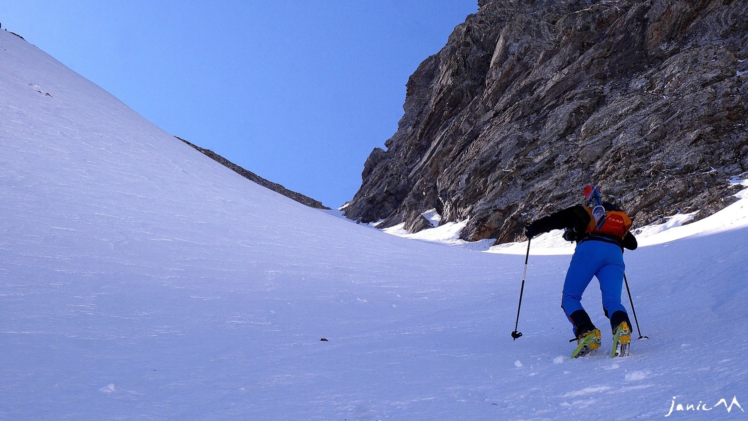 La poudreuse tassée remplace la gelée
