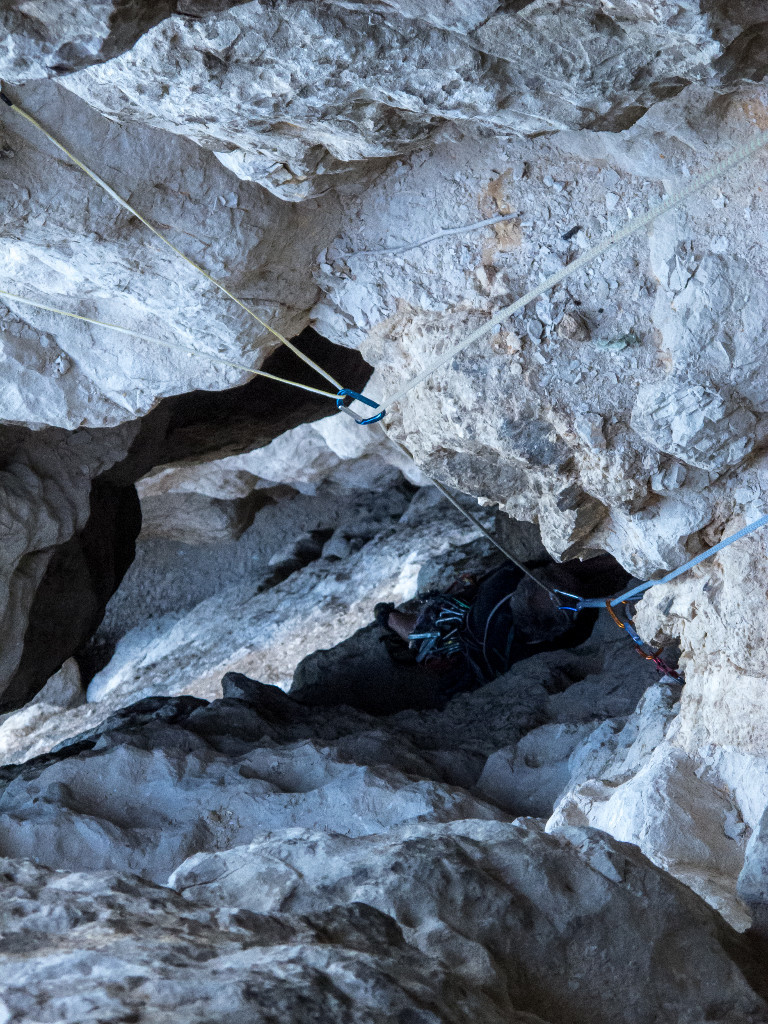 Le haut de L1, Bernard dans l'ombre de la cheminée