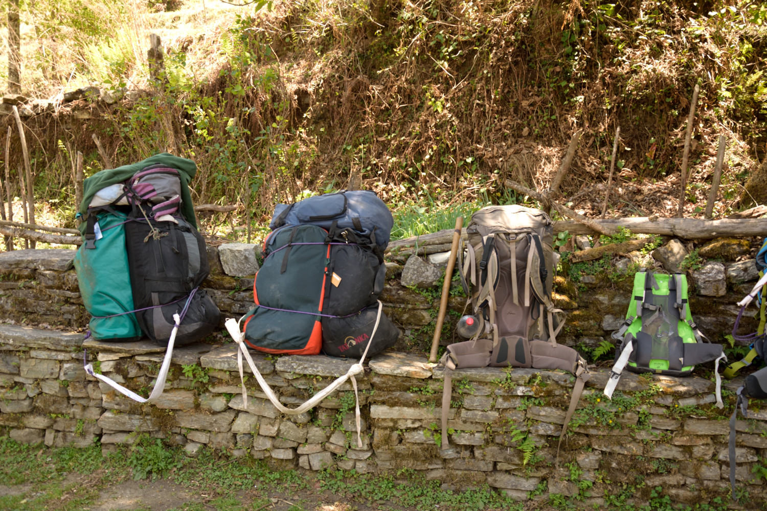 Sac à dos, version Frères Dalton : ceux des porteurs, celui de Moritz, celui d'Arnaud...pourtant tout le monde marchera au même rythme !
