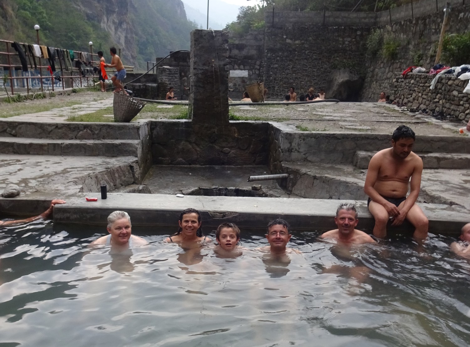 Bains thermaux de Tatopani. Bien noire cette eau...