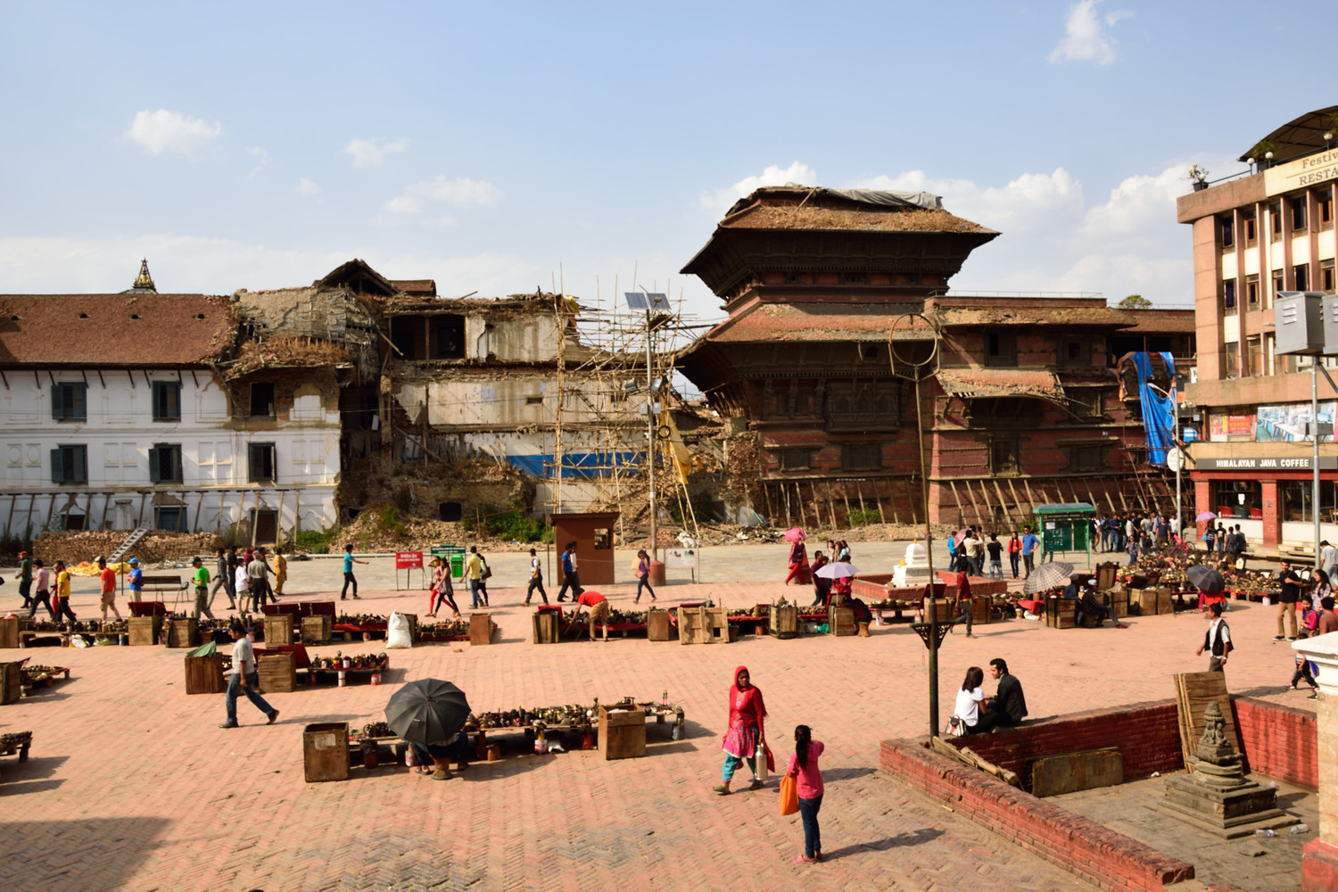 Kathmandou, Durbar Square. Tout n'est pas démoli mais ce qui l'est n'a pas beaucoup bougé depuis 1 an...