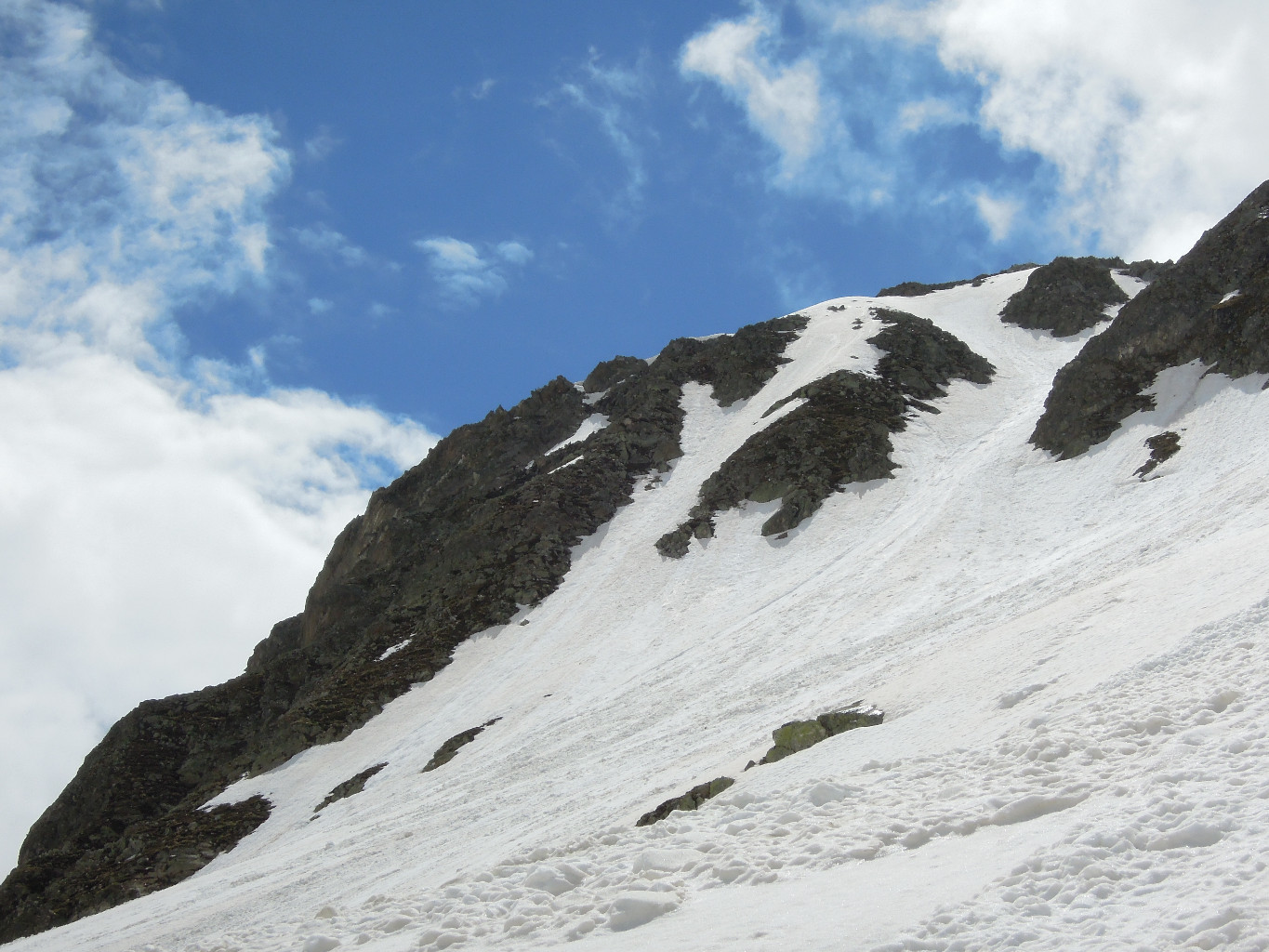 Au pied du Rocher Pilliozan, dernière montée... (il y a encore du soleil!)