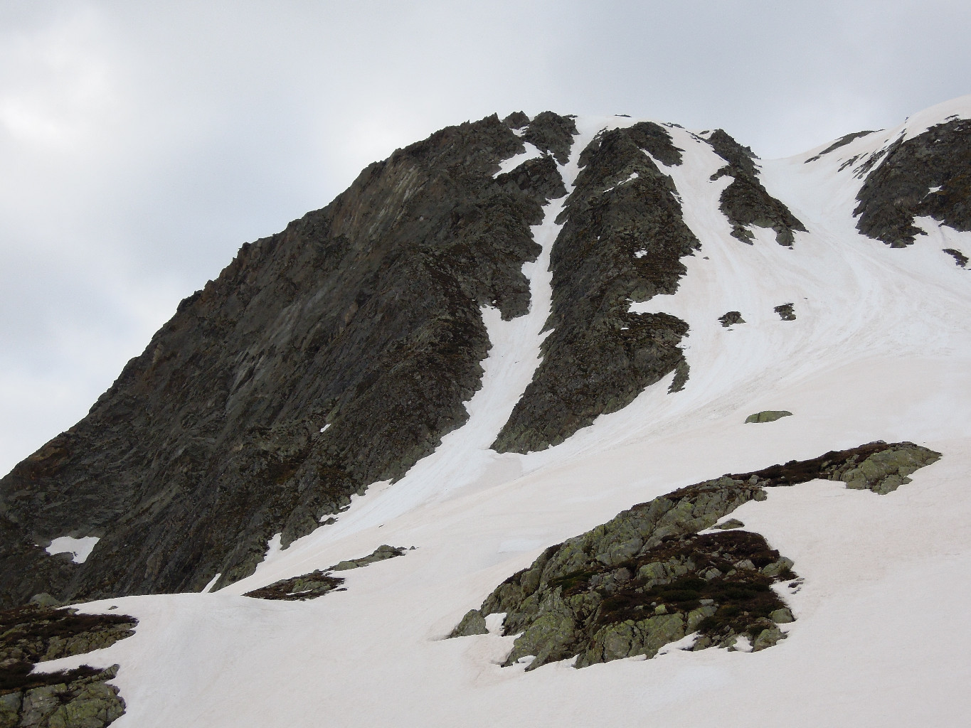 Couloir N et accès par la droite (4 juin 2016, assez bon remplissage)