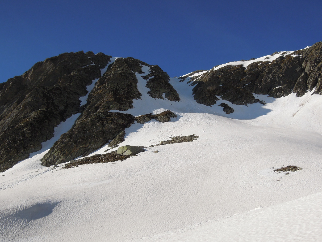 Couloir N et accès par la droite (31 mai 2015, remplissage médiocre, 2 ressauts secs)