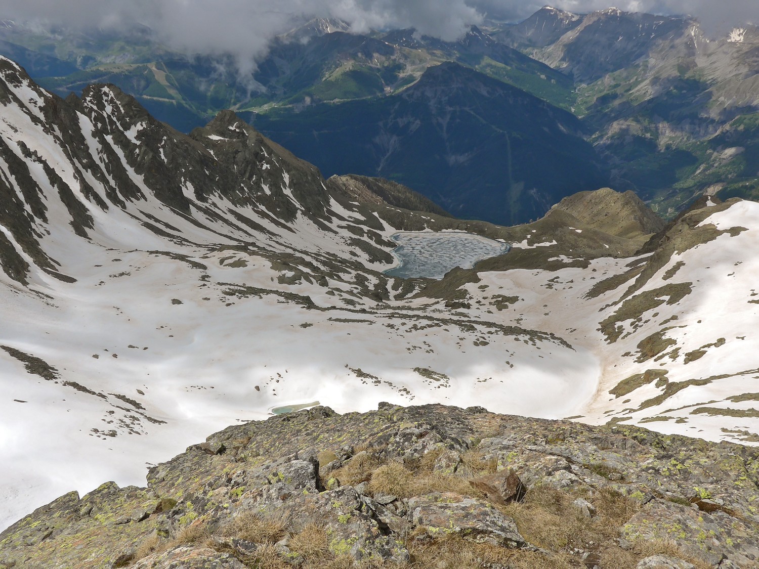 Vue sur le Lac Fer avec des pentes encore bien enneigées.