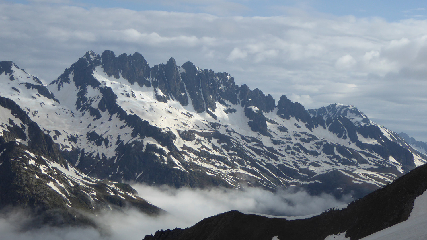 Rayon de soleil sur les Aiguilles d'Argentière, encore bien enneigées