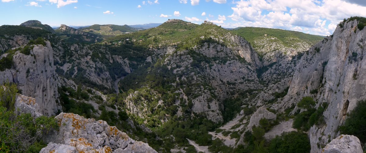 Vue sur le site (vers l'amont) depuis sommet de la grande face