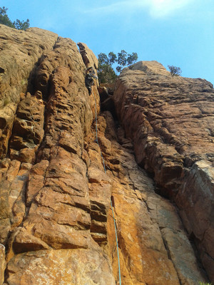 Après une jolie section en dalle fissurée, "Golgotha" rejoint la grosse écaille décollée : frisson garanti ! 6a+ Après une jolie section en dalle fissurée, "Golgotha" rejoint la grosse écaille décollée : frisson garanti ! 6a+
