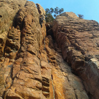 Après une jolie section en dalle fissurée, "Golgotha" rejoint la grosse écaille décollée : frisson garanti !  6a+