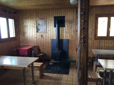 Salle à manger refuge de la Dent d'Oche Salle à manger refuge de la Dent d'Oche