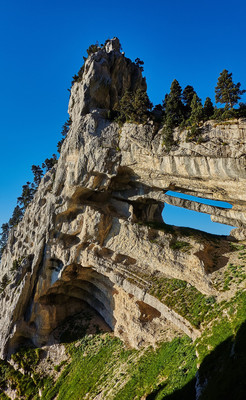 Tour percée et son arche double... Tour percée et son arche double...