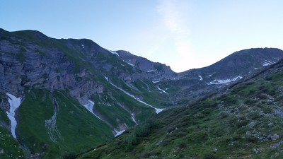 En montant au col de Barberine, on remarque la rampe herbeuse menant à l'arête des Chaux
