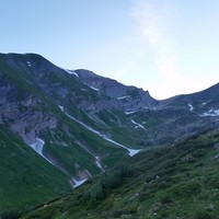 En montant au col de Barberine, on remarque la rampe herbeuse menant à l'arête des Chaux