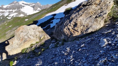 Depuis le col, la sente à flanc de pente passe entre ces rochers
