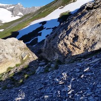 Depuis le col, la sente à flanc de pente passe entre ces rochers