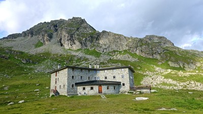 Refuge Arp et le site de couennes derrière