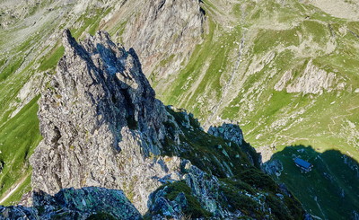 Vue plongeante sur le refuge...
