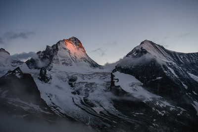 Dernières lueurs sur la Dent Blanche, lever de lune sur le Grand Cornier Dernières lueurs sur la Dent Blanche, lever de lune sur le Grand Cornier
