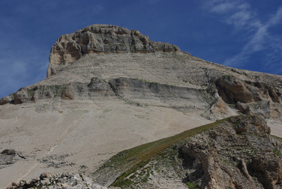 Grand Ferrand, le sentier monte vers la cheminée à dr