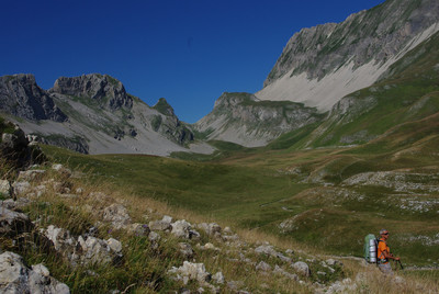 Dans le vallon des Aiguilles, versant E