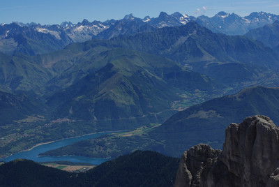 Du sommet, le lac du Sautet et l'Oisans au loin