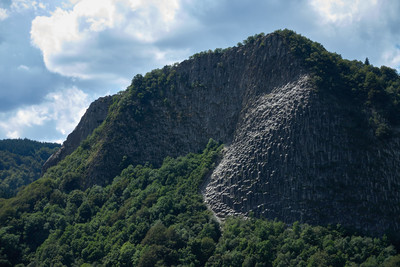 Roche Tuilière - Ca grimpe complètement à gauche (face Est en vue)
