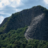 Roche Tuilière - Ca grimpe complètement à gauche (face Est en vue)