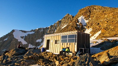 Refuge Durier devant l'arête de Tricot
