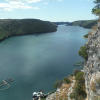 Vue depuis les falaises sur le canal