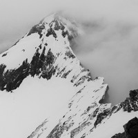 Première éclaircie et un regard en arrière nous permet de distinguer le sommet ainsi que le début de l'arrête Sud