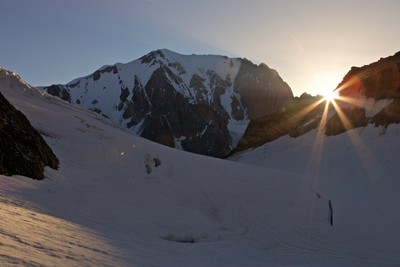 Levé de soleil près du col infranchissable Levé de soleil près du col infranchissable