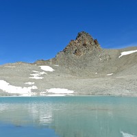 La Vierge et l'épaule SE à droite, le col Collon à gauche, son lac au milieu