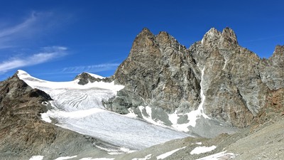 Vue depuis l'épaule SE de la Vierge - L'Evêque, sa Mitre, son glacier (partie haute) son col. La point d'Oren E à gauche