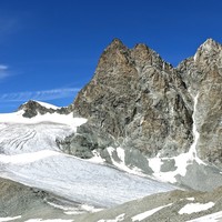 Vue depuis l'épaule SE de la Vierge - L'Evêque, sa Mitre, son glacier (partie haute) son col. La point d'Oren E à gauche