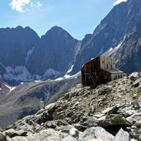 Refuge Nacamuli avec le bec et l'aiguille Blanche des Lacs en fond