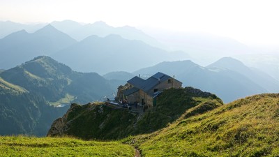 Le refuge de la Dent d'Oche Le refuge de la Dent d'Oche