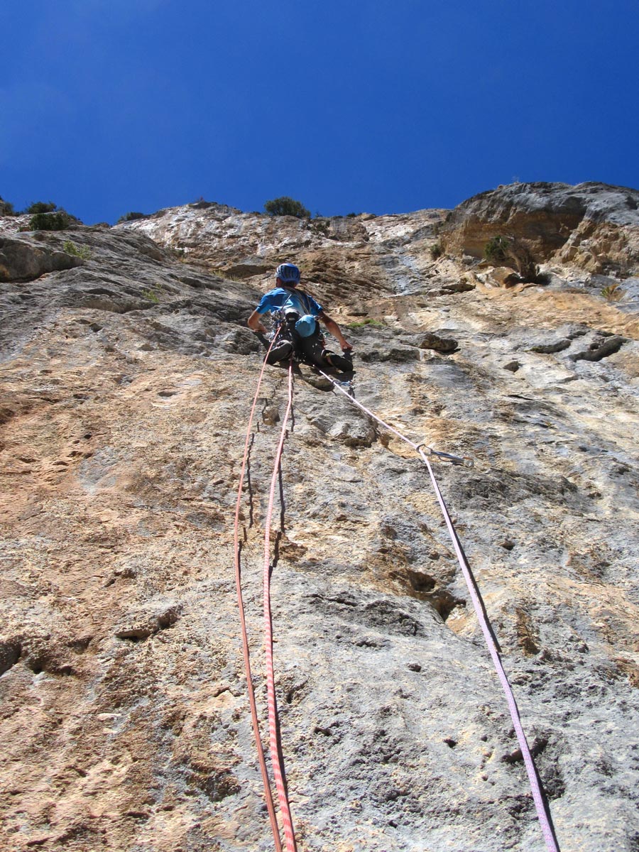 JP dans le trÃ¨s beau mur de L7. Un 6c+ qui fait pas semblant ! - Camptocamp.org