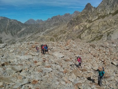 Montée dans les rochers