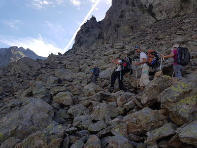 la bande jeunes en route pour le pas du Mont Colomb