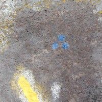 A un moment une croix jaune sur la gauche, la prendre en suivant des traces bleus, attention un peu effacées au départ, bien les suivre jusqu'au Aven