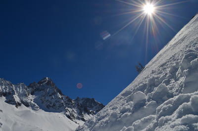 Soleil de plomb sur l'Aiguille du Chardonnet après une chute de neige.