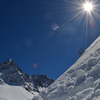 Soleil de plomb sur l'Aiguille du Chardonnet après une chute de neige.