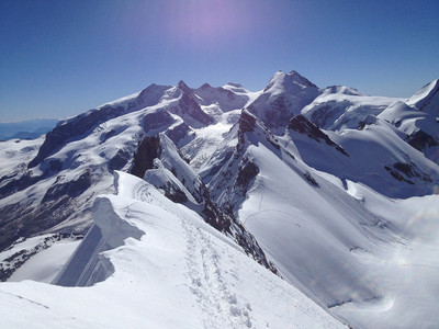 Entre ciel et terre - Breithorn Mittelgipfel (4159m) Entre ciel et terre - Breithorn Mittelgipfel (4159m)