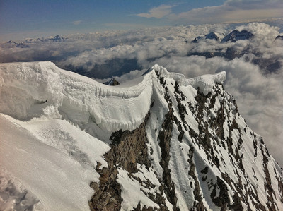 Manteau de glace au sommet du Dom des Mischabel (4545m) Manteau de glace au sommet du Dom des Mischabel (4545m)