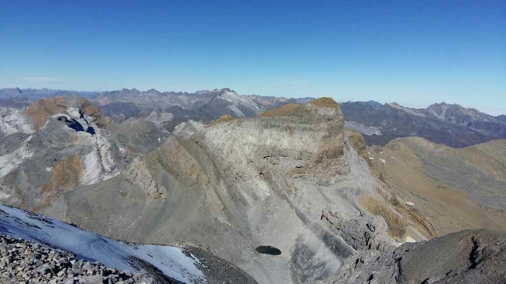 Cylindre et lac en contre-bas