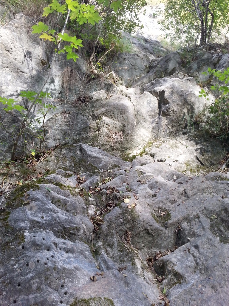 Le départ de la voie avec le B troué à la perceuse (en bas à gauche sur la photo)