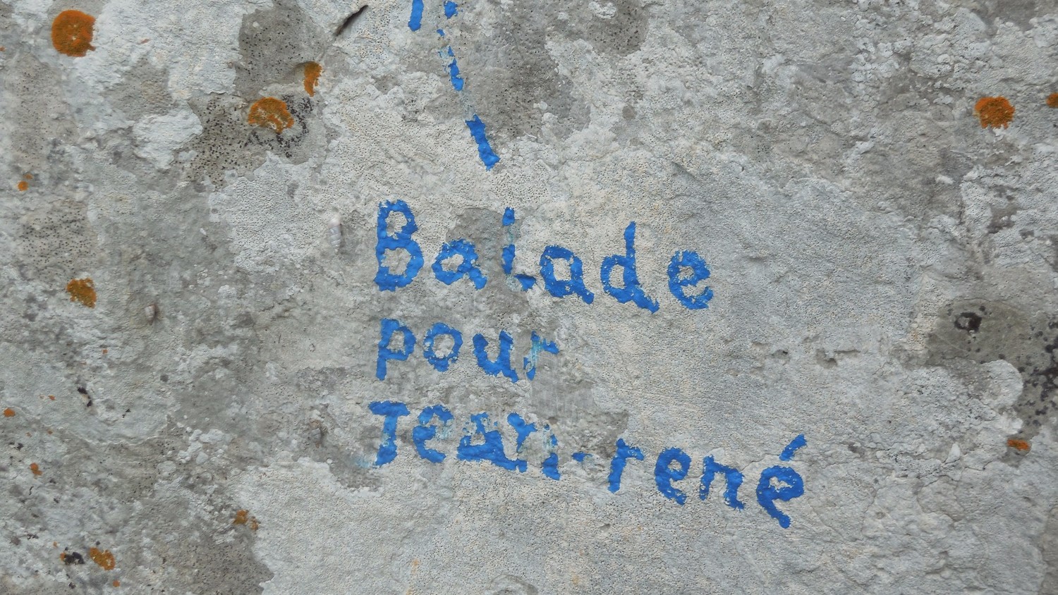 Nom inscrit au pied de la voie