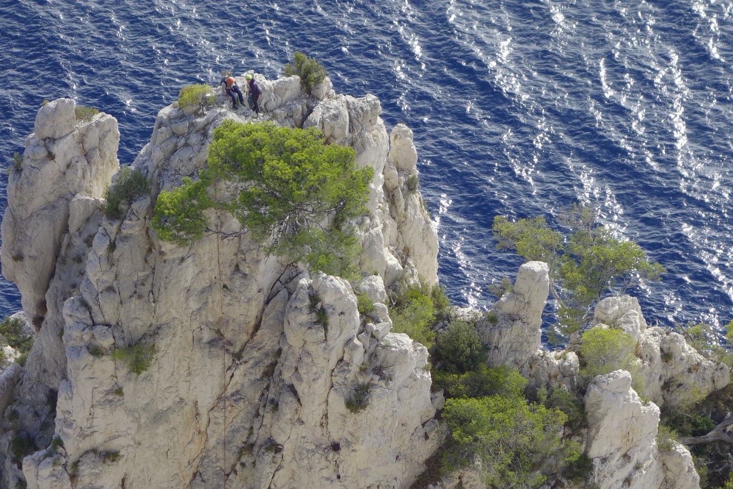 des grimpeurs au sommet de l aiguille