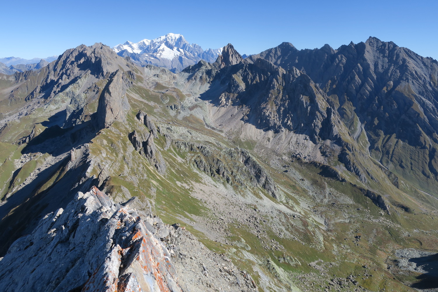 De Roche Parstire à Parozan - vue du sommet de la Charbonnière sur ... l'inconnu