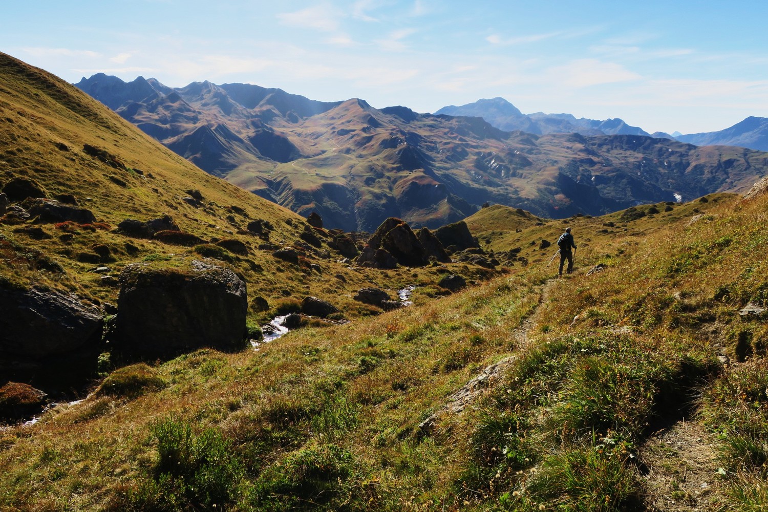 De Roche Parstire à Parozan - dans le beau vallon de Parozan; au fond, les crêtes du matin